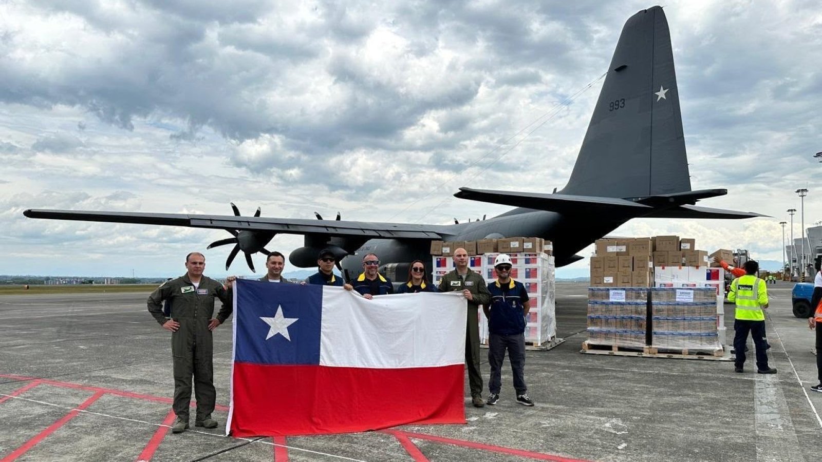 Avión con ayuda humanitaria chilena aterriza en Colombia