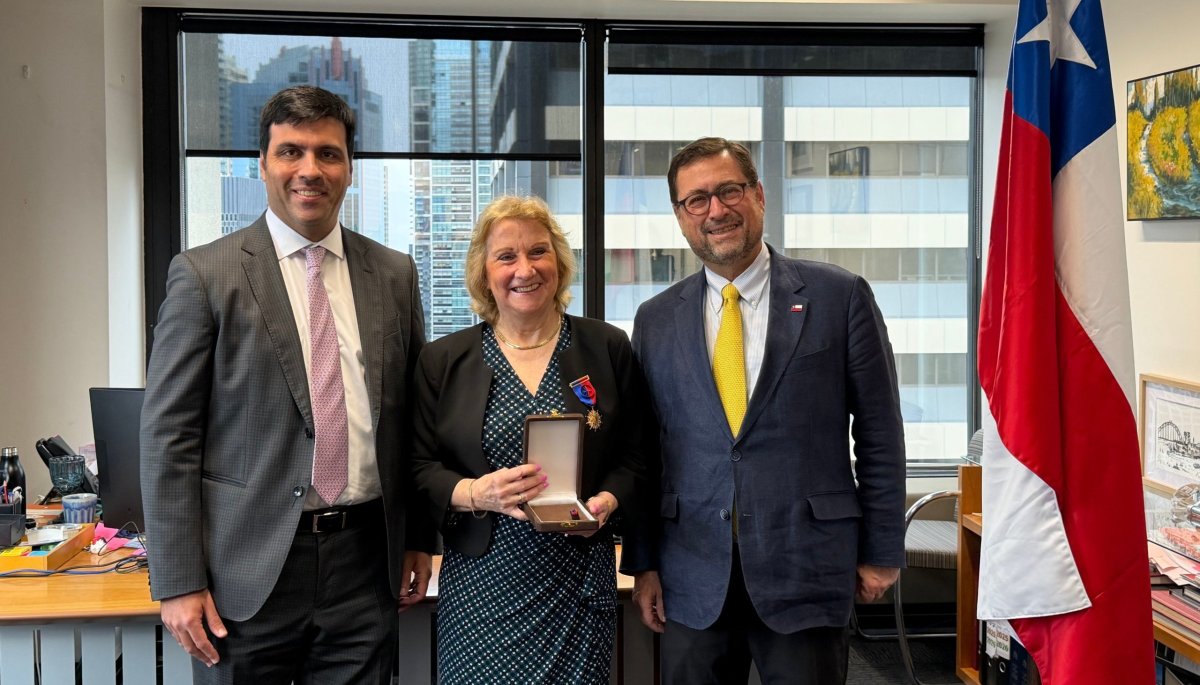 Minister Pérez-Mackenna Condecorates Chilean Envoy in Sydney
