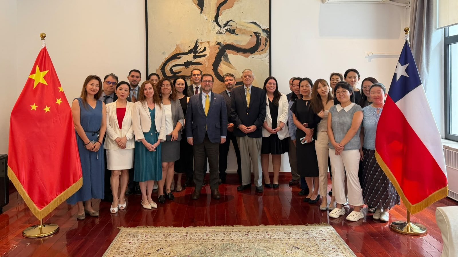 Ministro Pérez Mackenna visita embajada y consulado de Chile en China