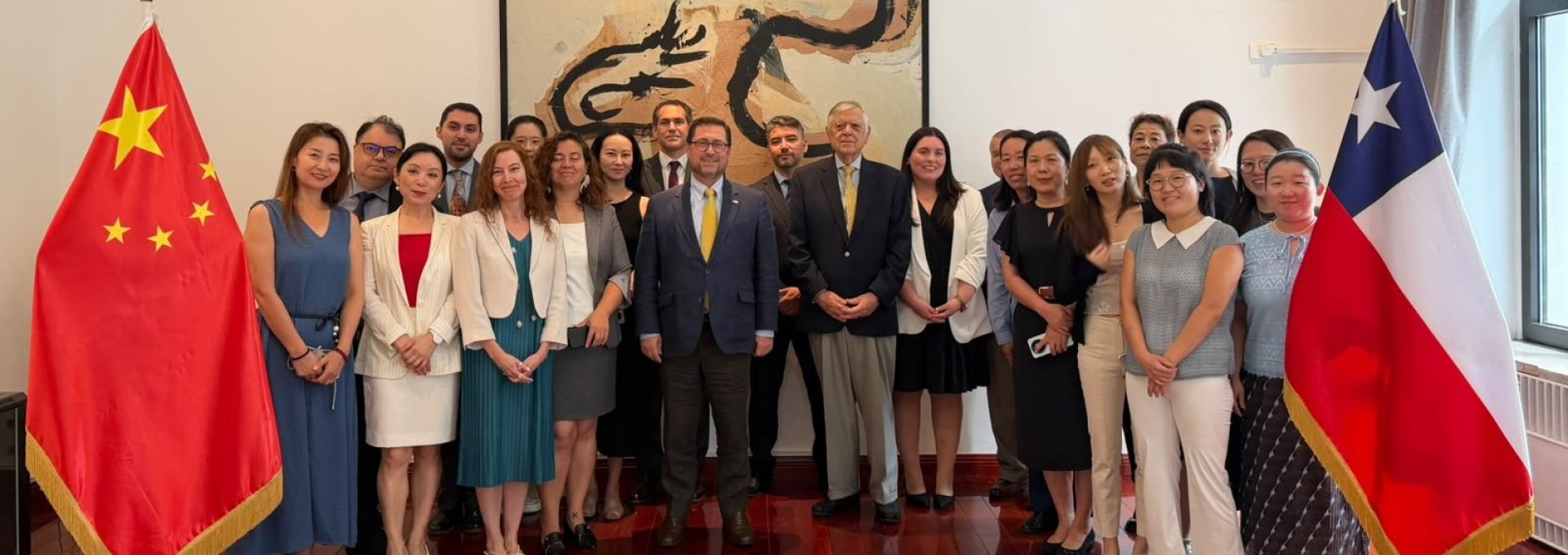 Ministro Pérez Mackenna visita embajada y consulado de Chile en China