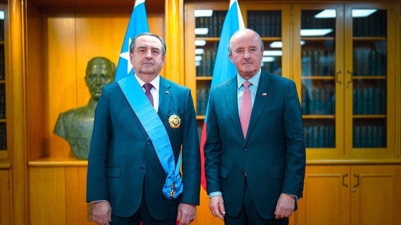 Ministro (s) Torres condecora a embajador de República Checa en Chile