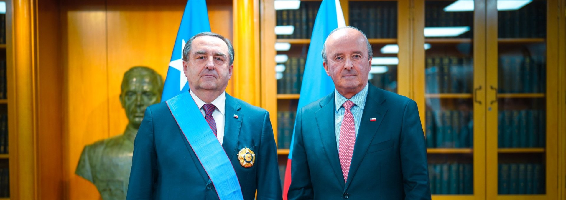 Ministro (s) Torres condecora a embajador de República Checa en Chile