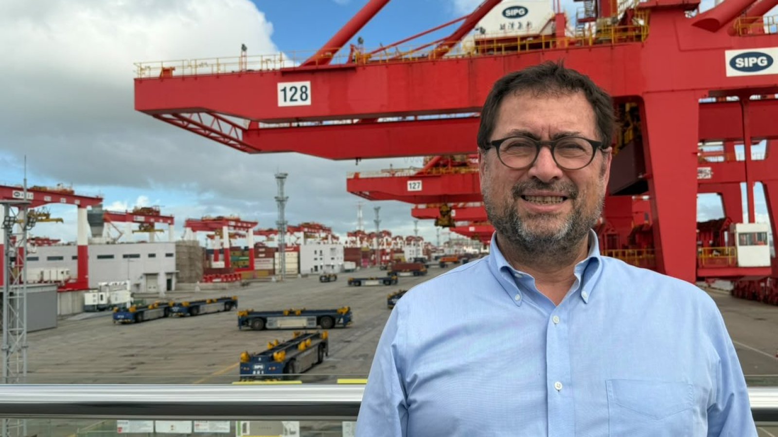 Canciller Pérez Mackenna visita el puerto de Shanghái, principal entrada de las exportaciones chilenas a China