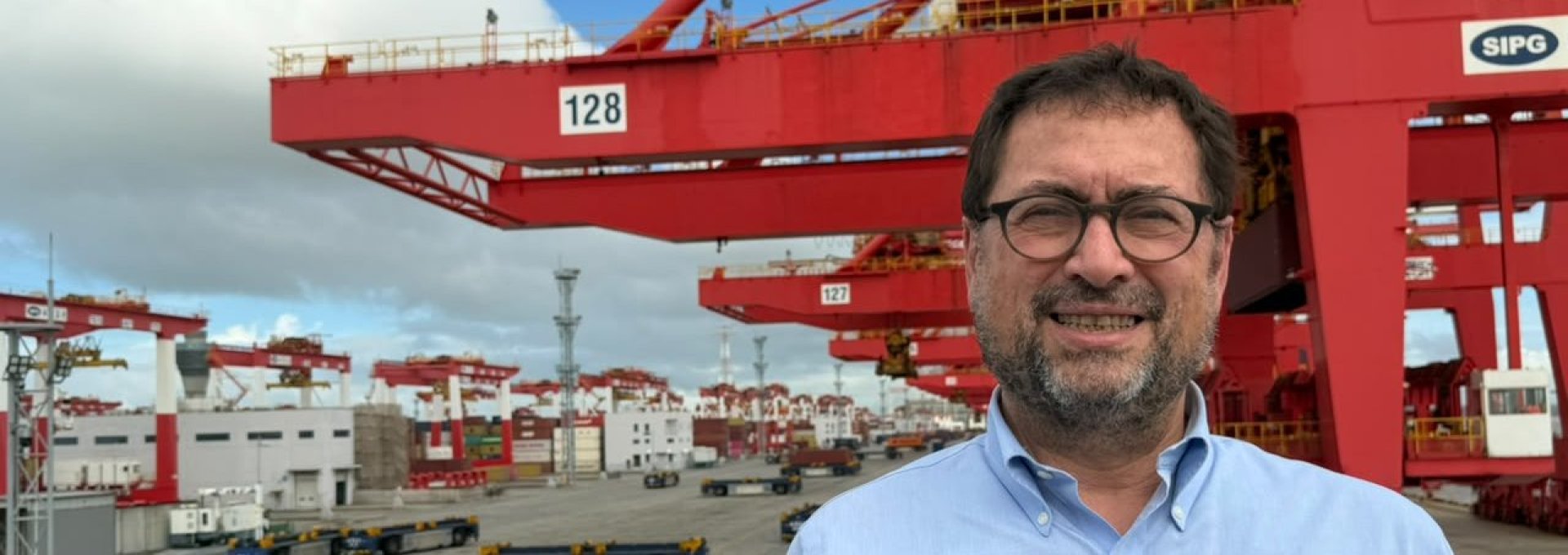 Canciller Pérez Mackenna visita el puerto de Shanghái, principal entrada de las exportaciones chilenas a China