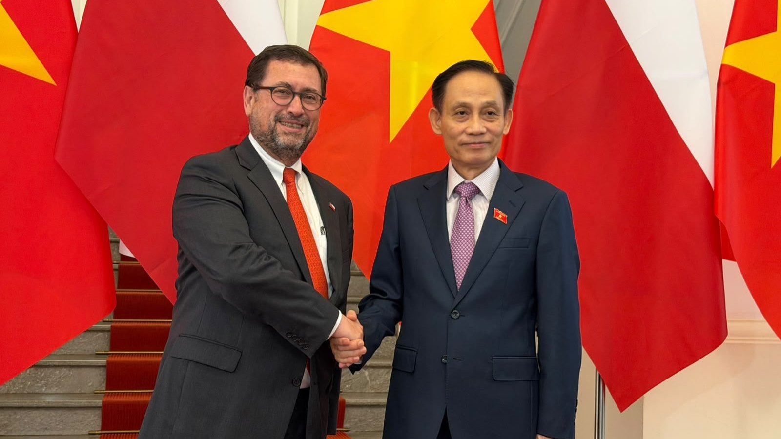 Ministro de Relaciones Exteriores inicia visita a Vietnam y se reúne con canciller: “Estamos preparados para avanzar en una alianza más integral”