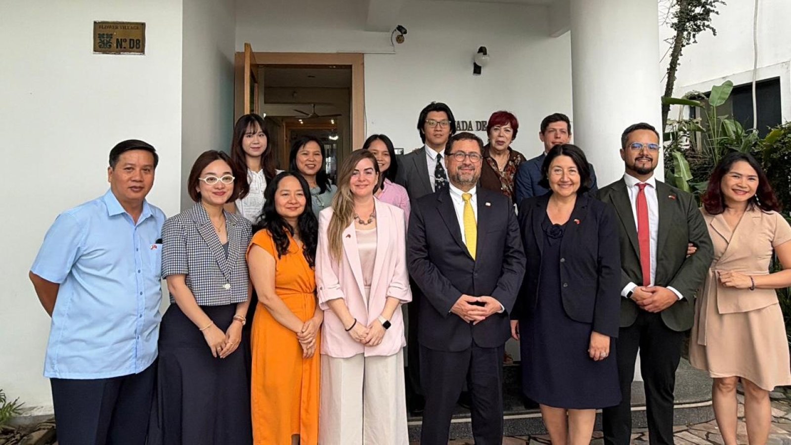 Ministro Pérez Mackenna visita Embajada de Chile en Vietnam