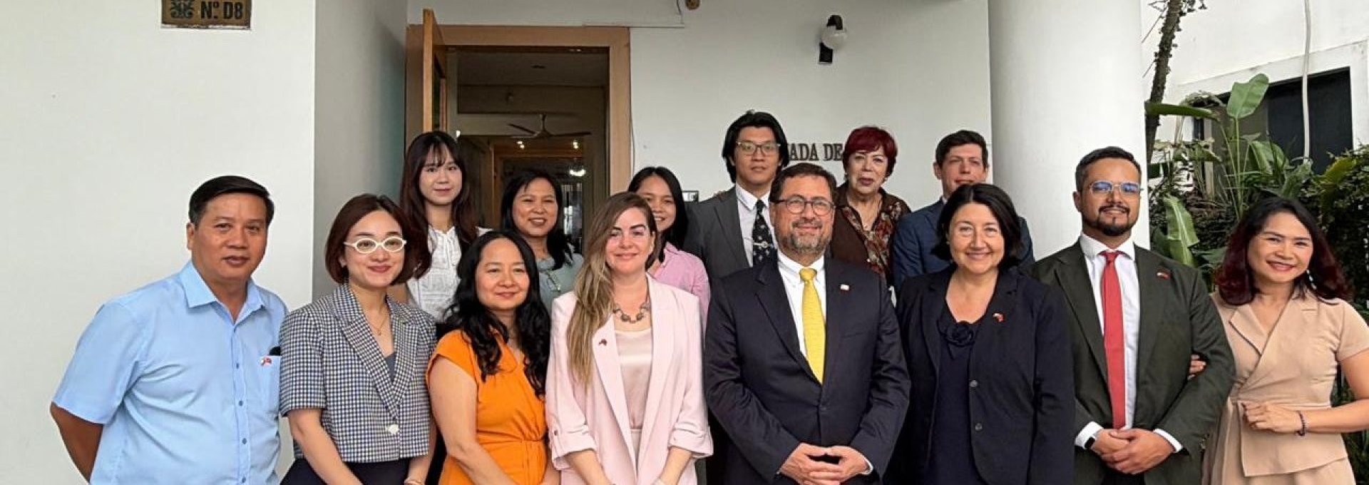 Ministro Pérez Mackenna visita Embajada de Chile en Vietnam