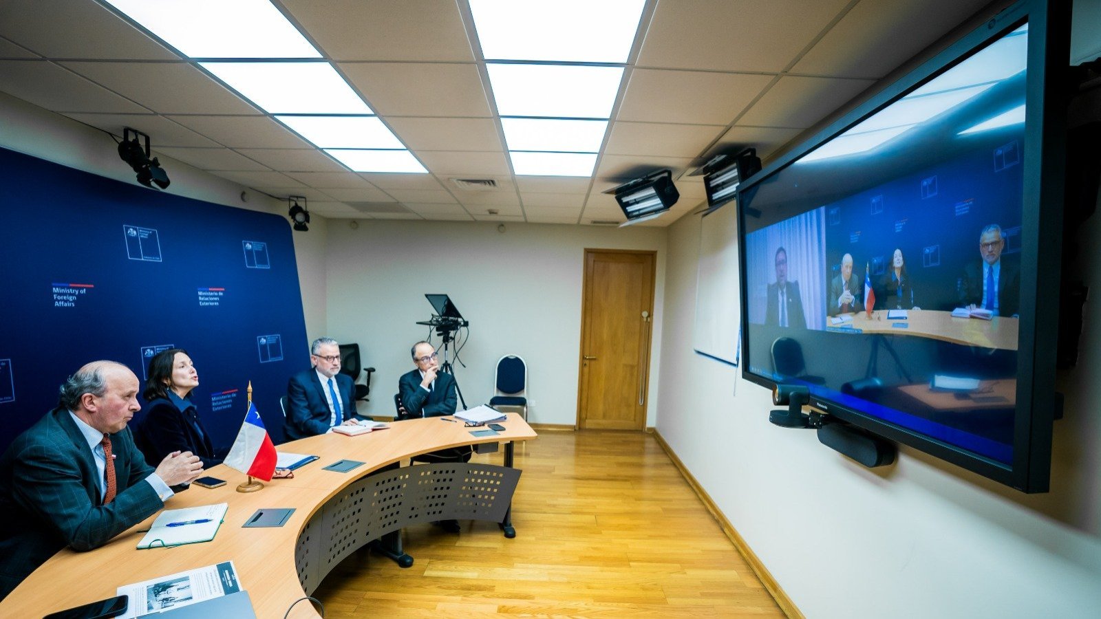 Canciller Francisco Pérez Mackenna sostiene reunión de coordinación con subsecretarios
