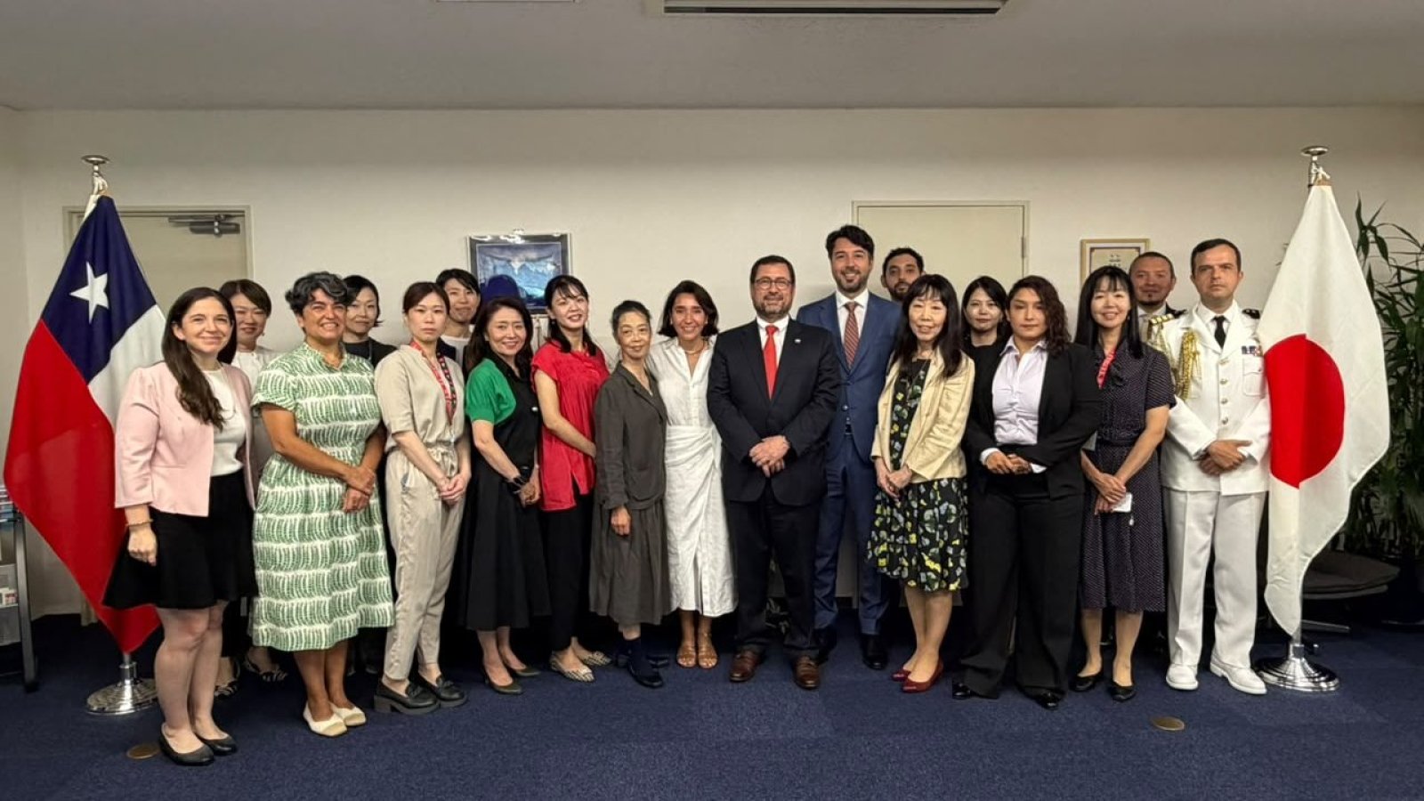 Ministro Pérez Mackenna visita Embajada de Chile en Japón