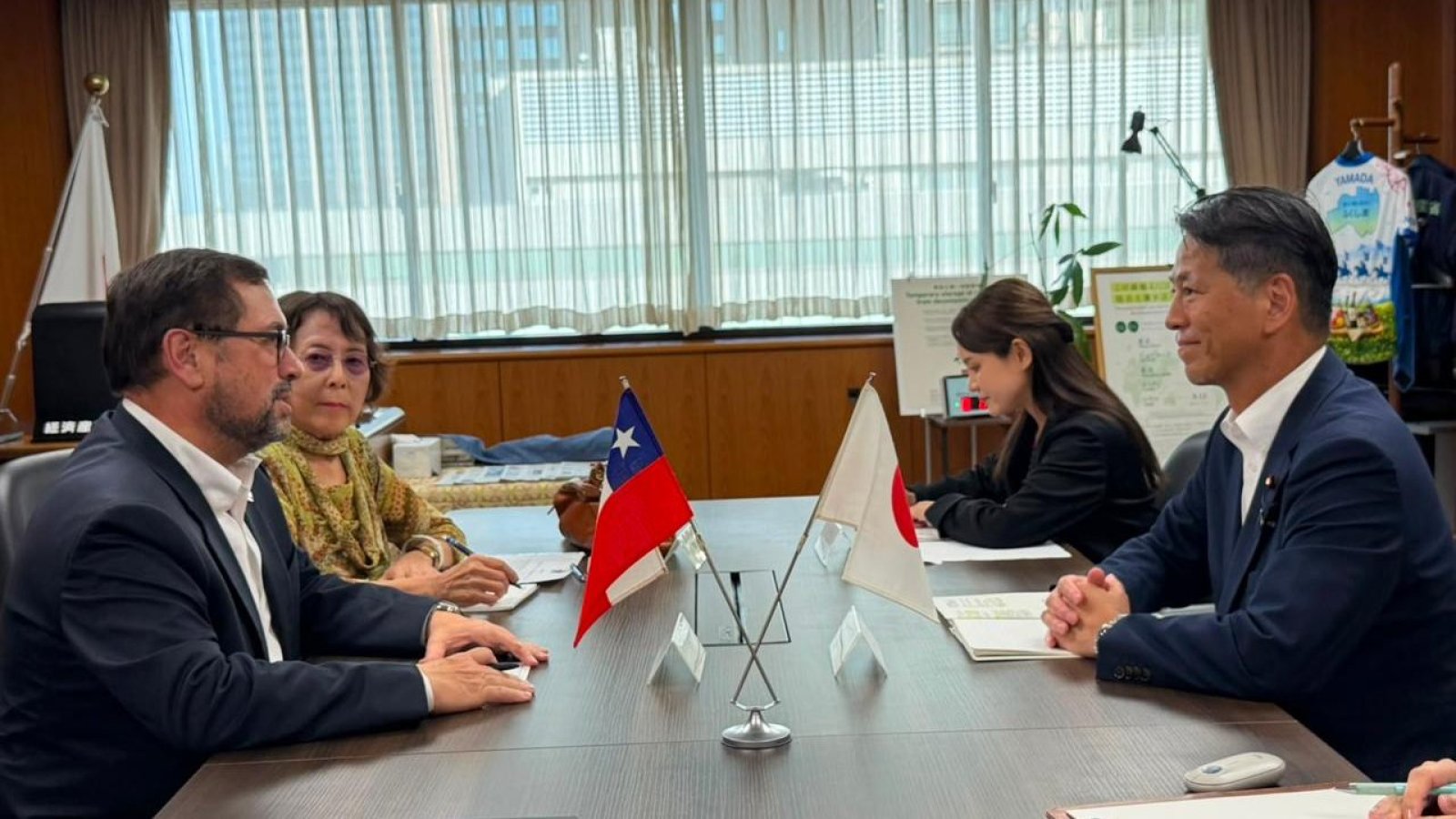 Canciller Pérez Mackenna se reúne con ministro de Estado de Economía, Comercio e Industria de Japón para explorar mayores oportunidades para los productos chilenos así como nuevas inversiones en nuestro país