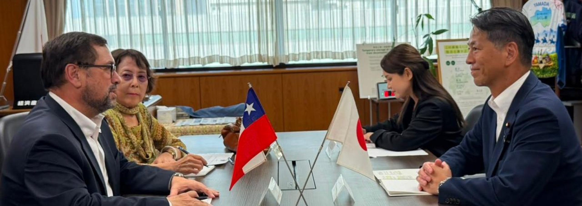 Canciller Pérez Mackenna se reúne con ministro de Estado de Economía, Comercio e Industria de Japón para explorar mayores oportunidades para los productos chilenos así como nuevas inversiones en nuestro país