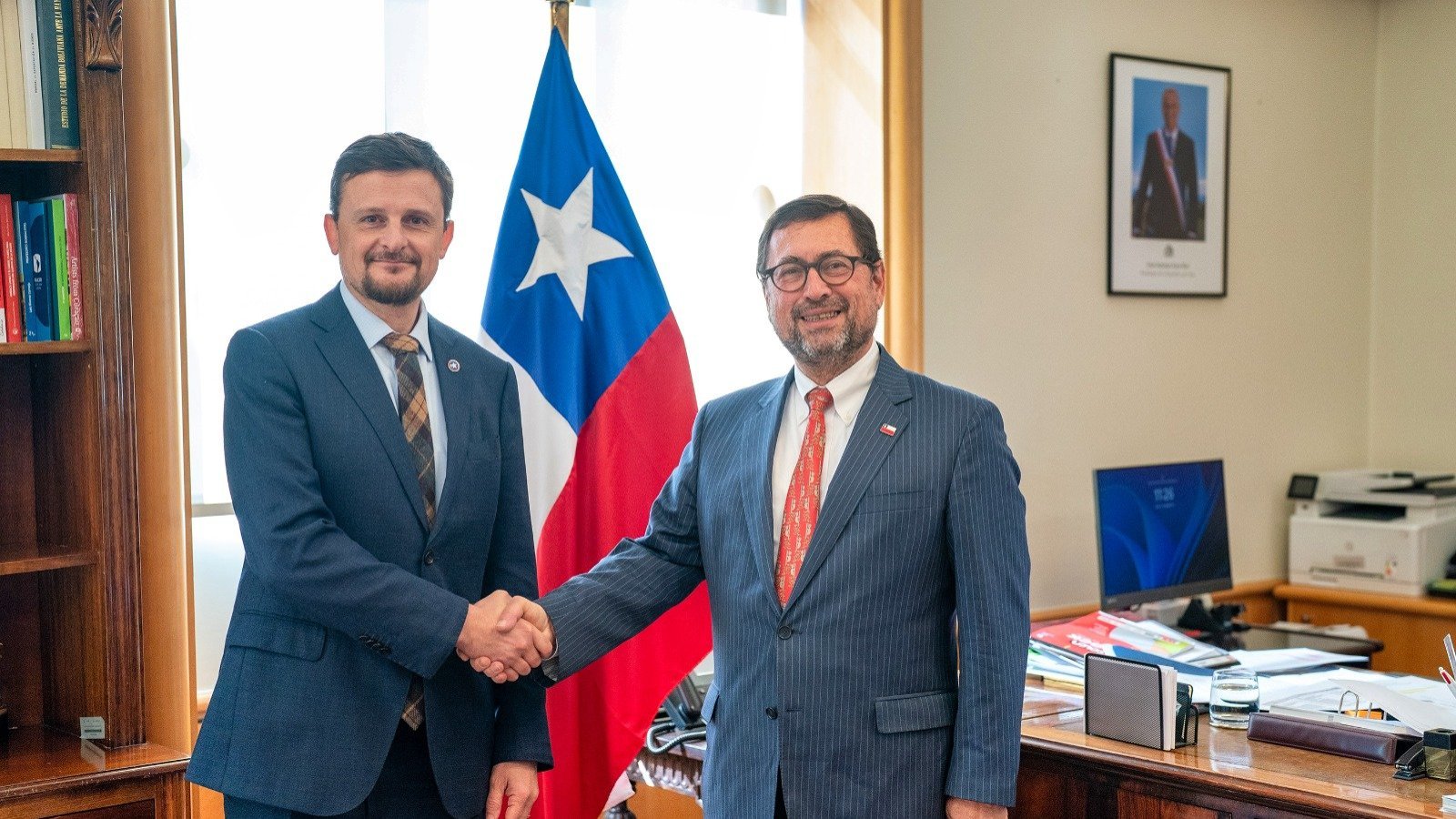 Canciller Pérez Mackenna se reúne con los presidentes de las comisiones de Relaciones Exteriores del Senado y de la Cámara