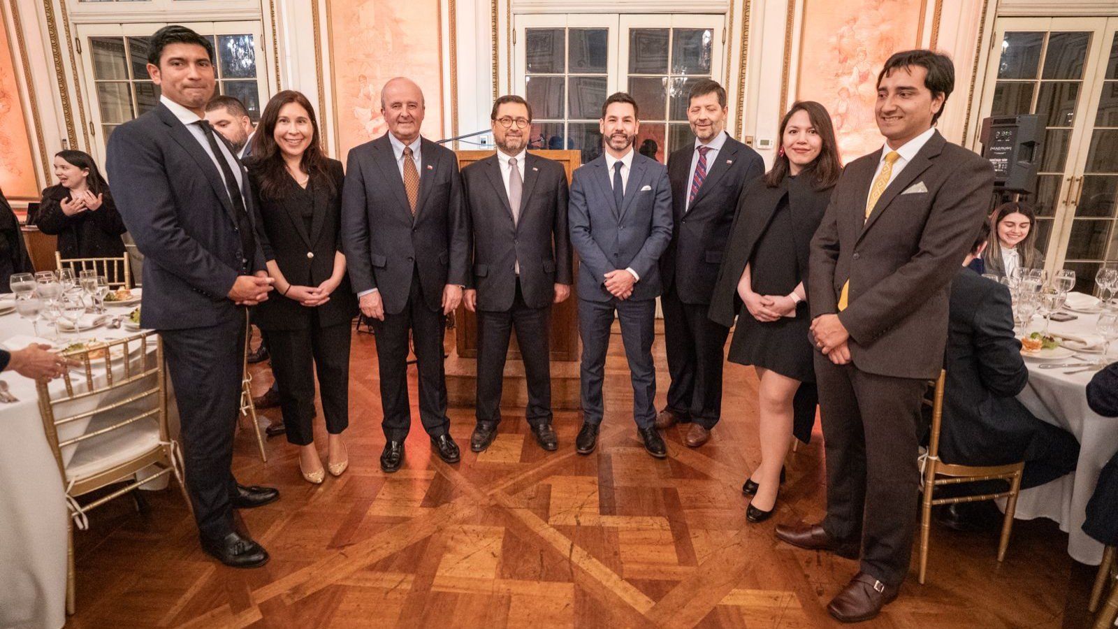 Ministro Pérez Mackenna asistió a la cena de camaradería anual con Asociación de Diplomáticas y Diplomáticos de Carrera de Chile