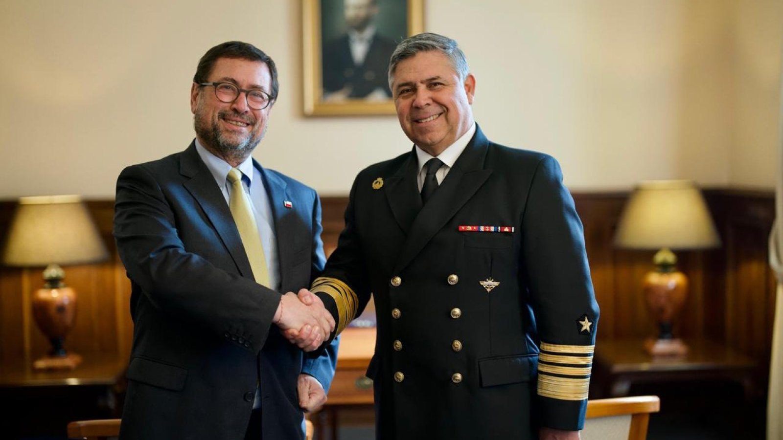 Canciller se reúne con el comandante en jefe de la Armada para revisar el trabajo conjunto en defensa de la soberanía