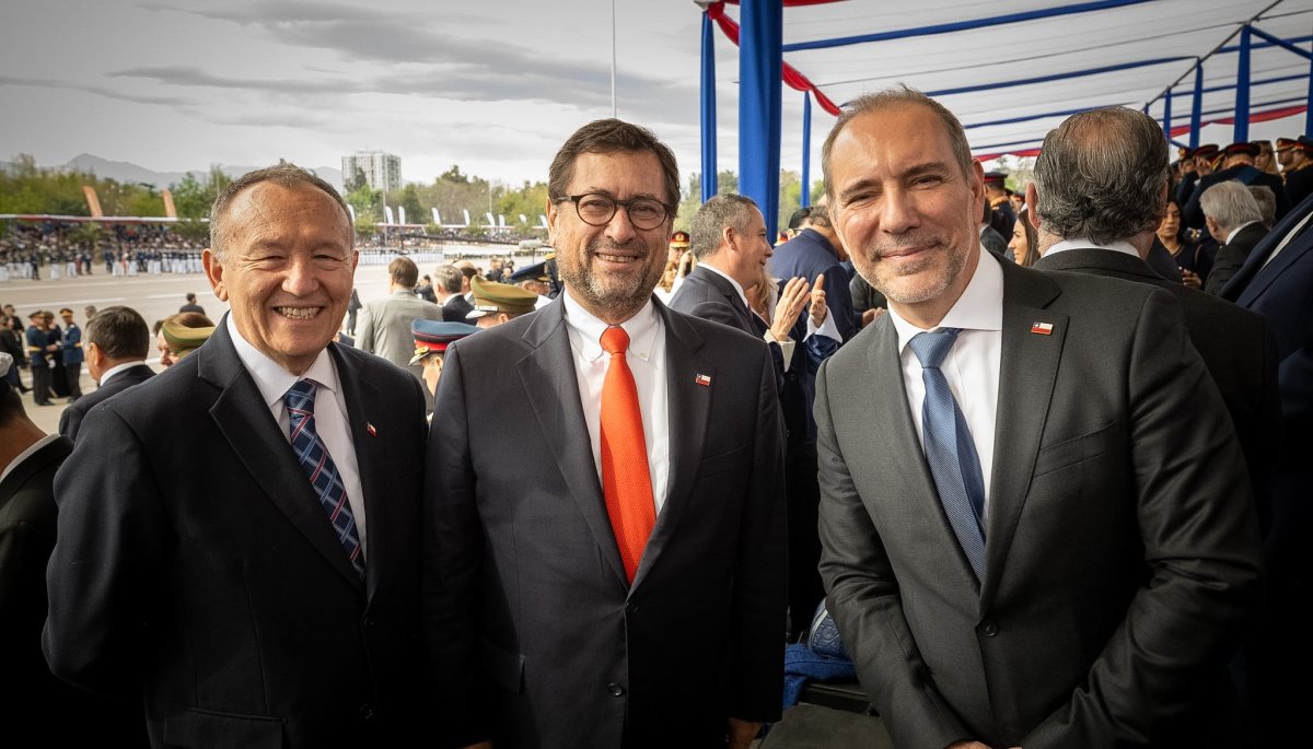 Minister Pérez Mackenna Attends Military Parade
