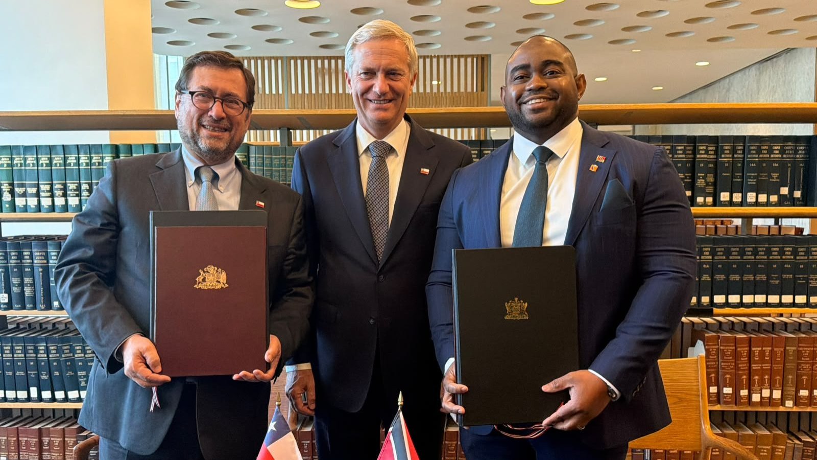 Canciller Pérez Mackenna firma acuerdo aéreo con Trinidad y Tobago