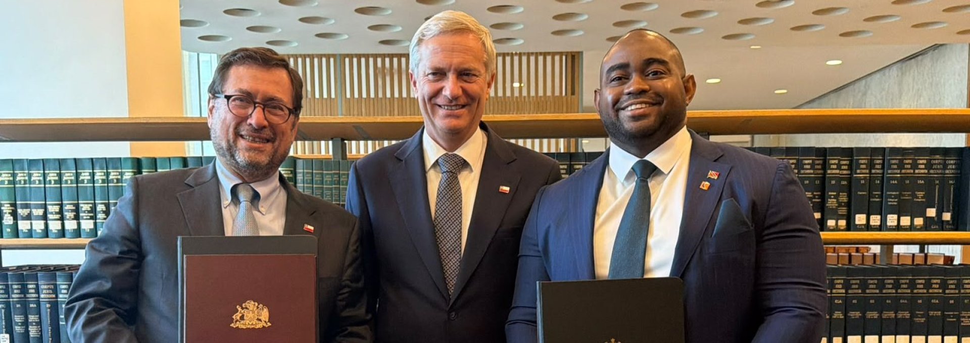 Canciller Pérez Mackenna firma acuerdo aéreo con Trinidad y Tobago