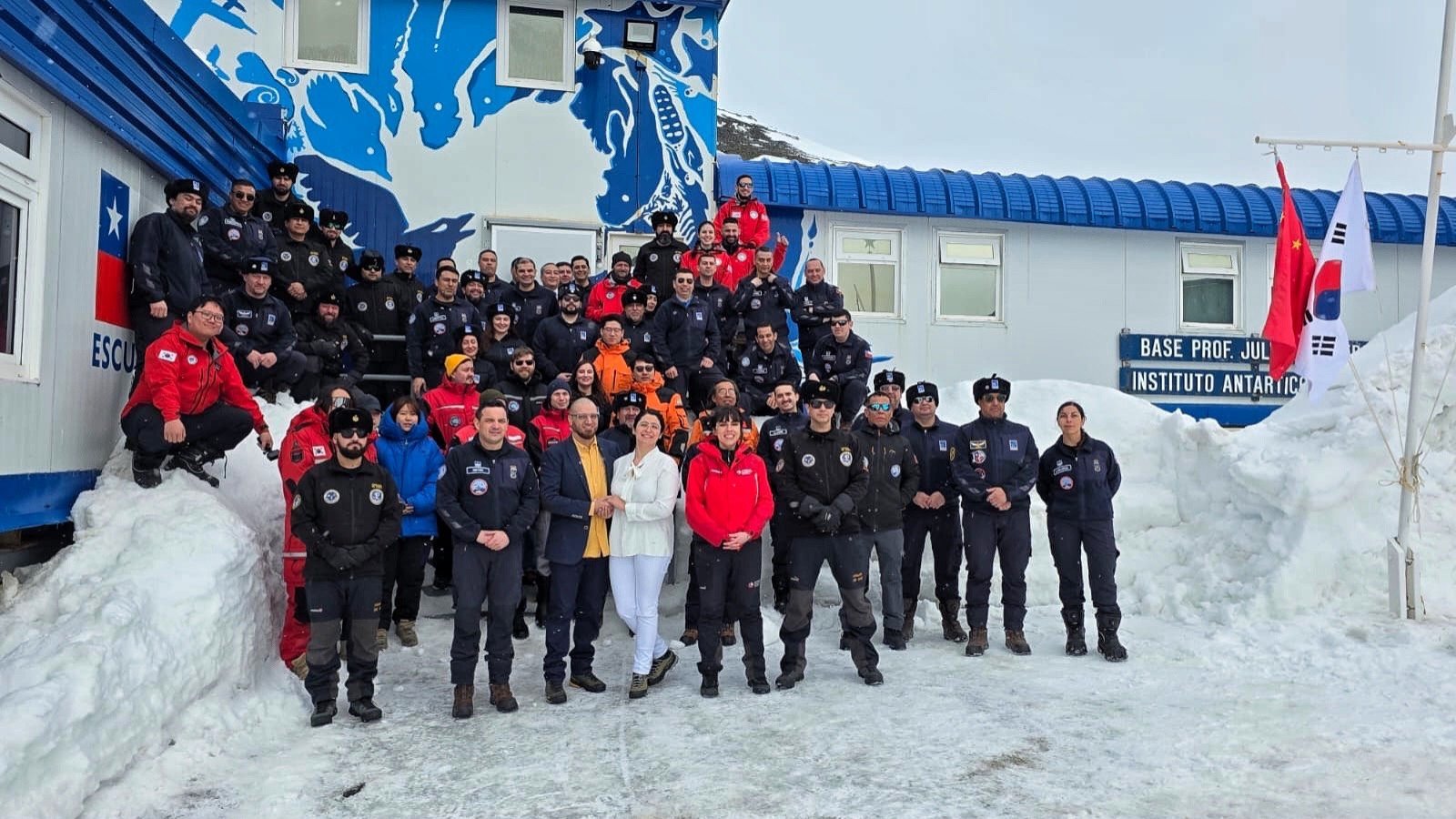 Científicos protagonizan el primer matrimonio chileno en la Antártica luego de 16 años