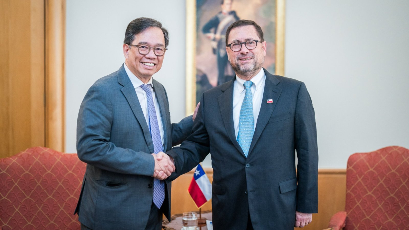 Canciller se reúne con el viceministro de Relaciones Exteriores de Filipinas cuando ambos países conmemoran el 80° aniversario de sus relaciones diplomáticas