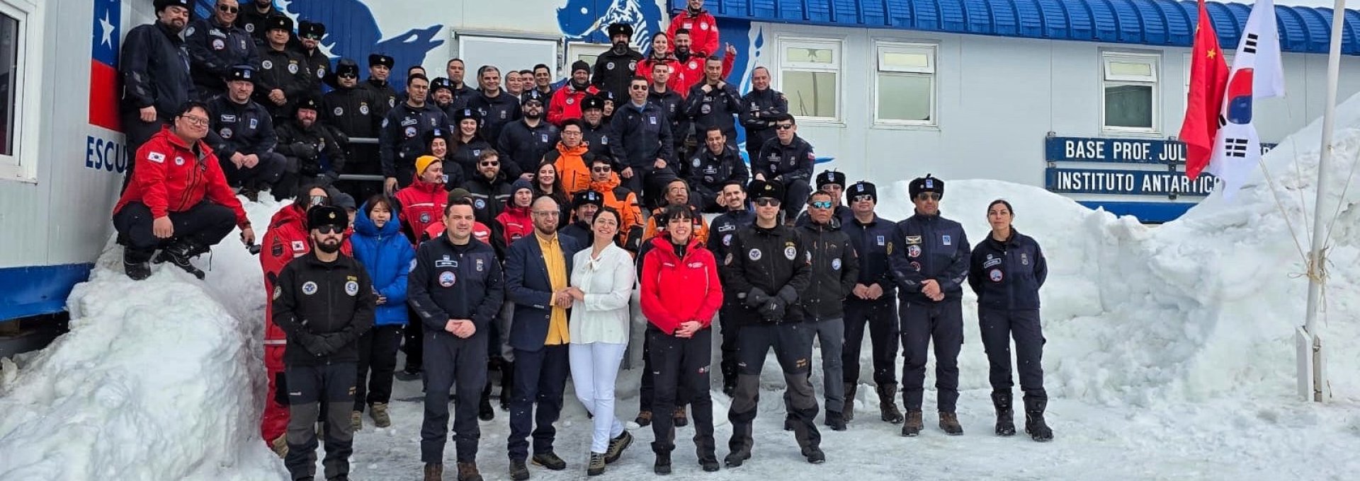 Científicos protagonizan el primer matrimonio chileno en la Antártica luego de 16 años