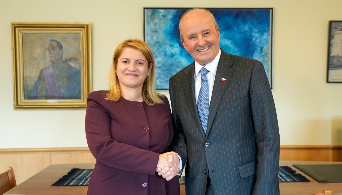 Chilean Minister Meets Italian Envoy to Discuss Rail Funding