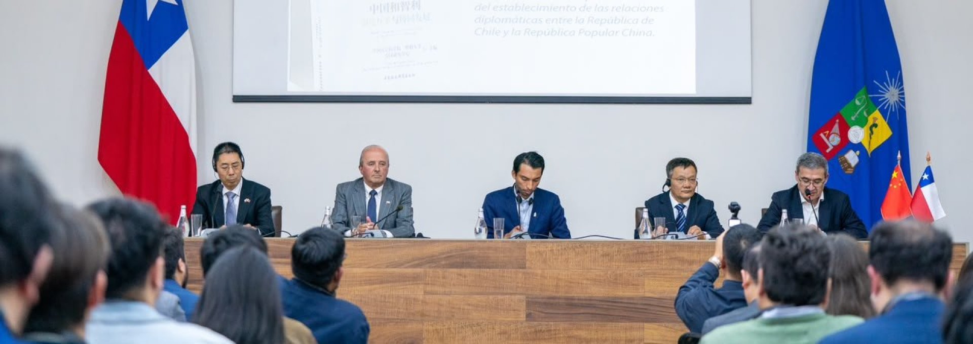 Ministro (s) presenta libro sobre la relación de Chile y China en el marco del décimo aniversario de la Asociación Estratégica Integral entre ambos países