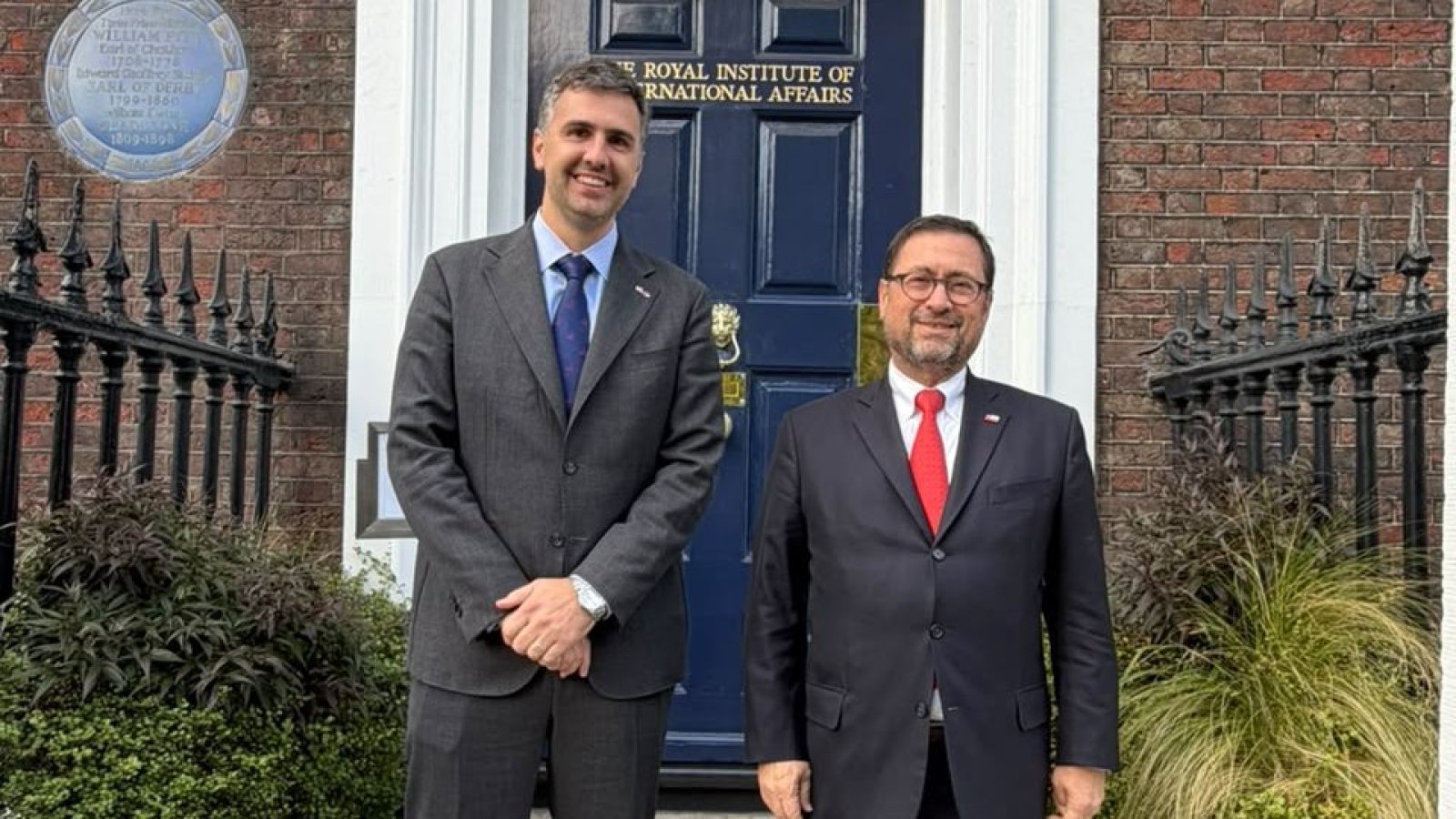 Ministro Pérez Mackenna analiza situación geopolítica global y prioridades de Chile en conversatorio en Chatham House en Londres