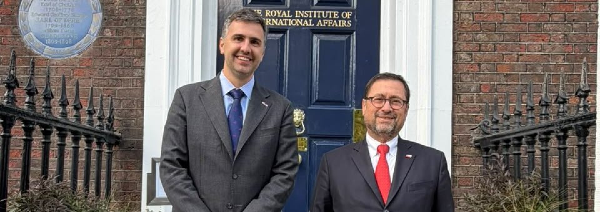 Ministro Pérez Mackenna analiza situación geopolítica global y prioridades de Chile en conversatorio en Chatham House en Londres