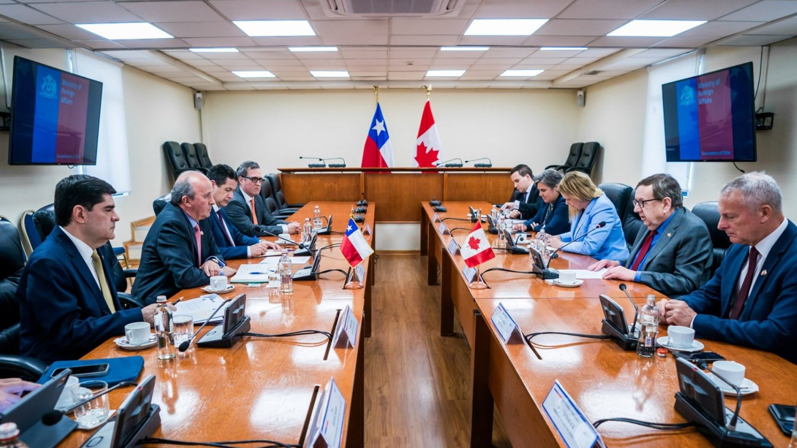 Ministro (s) Torres se reúne con delegación parlamentaria de Canadá y destacan vínculo bilateral entre ambos países