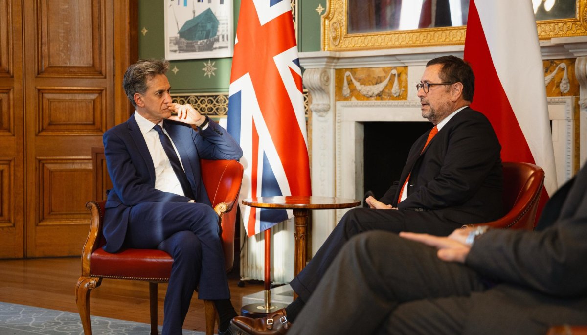 Minister Pérez Mackenna Meets Miliband to Discuss Strategic Partnership