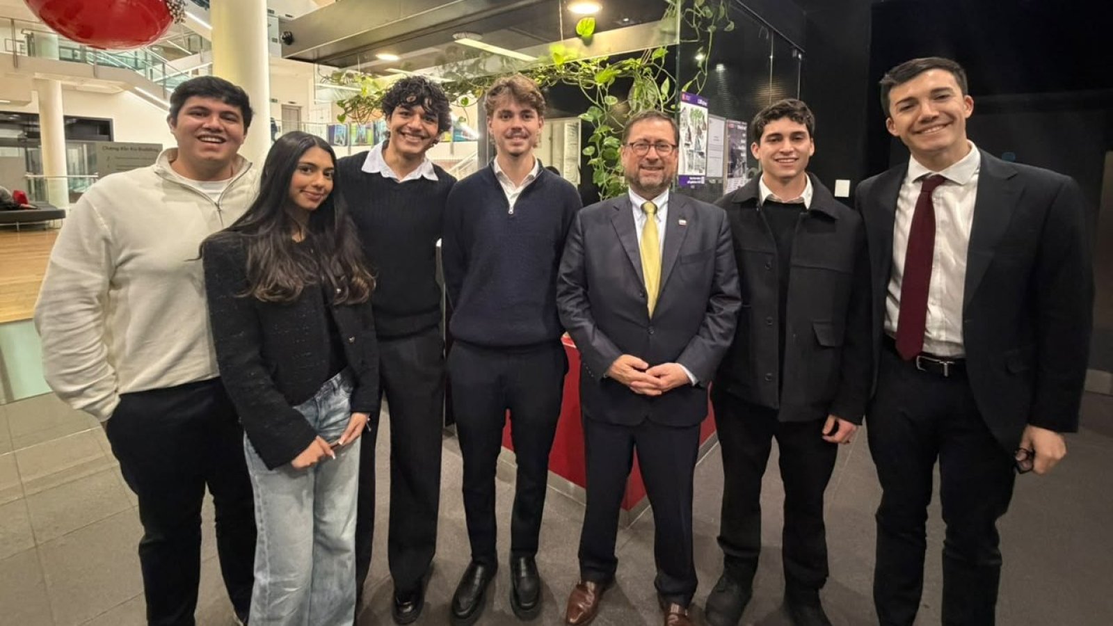 Canciller Pérez Mackenna dialoga con estudiantes en la London School of Economics