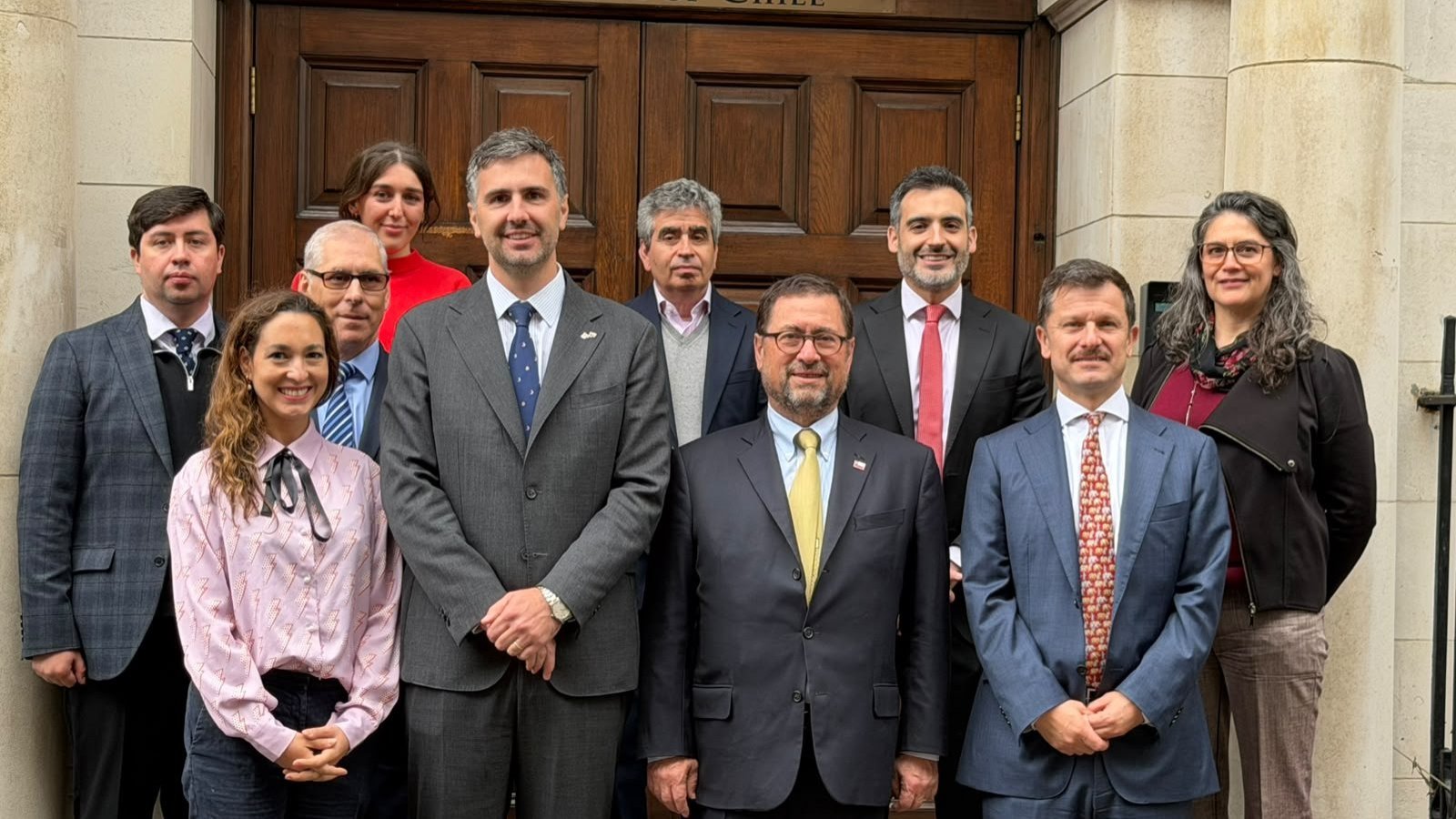 Ministro Pérez Mackenna visita embajada de Chile en Reino Unido