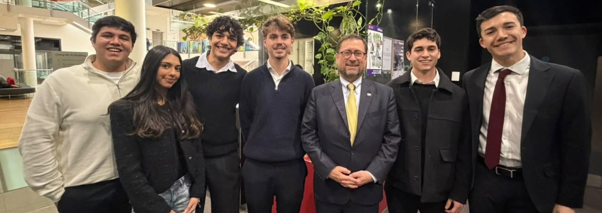Canciller Pérez Mackenna dialoga con estudiantes en la London School of Economics