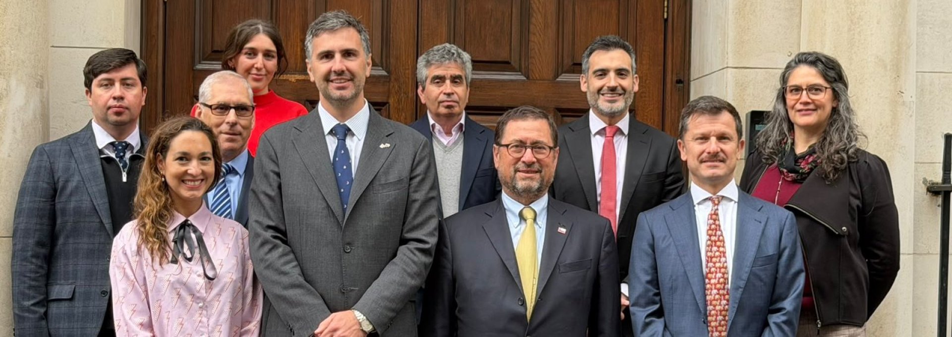 Ministro Pérez Mackenna visita embajada de Chile en Reino Unido