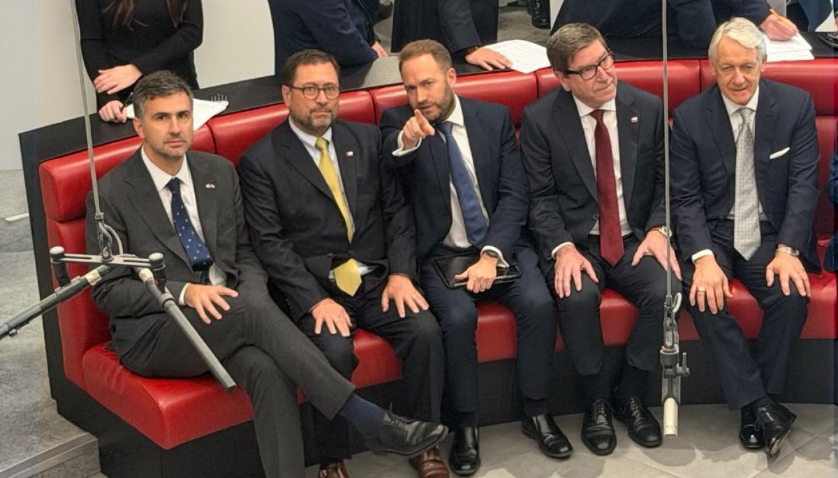Minister Pérez Mackenna Discusses Mineral Trade with London Exchange